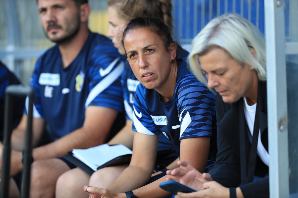 Betreuerinnenteam  mit Trainerin von SKN-St. Pölten Frauenfußballteam. Foto von: Tom Seiss.